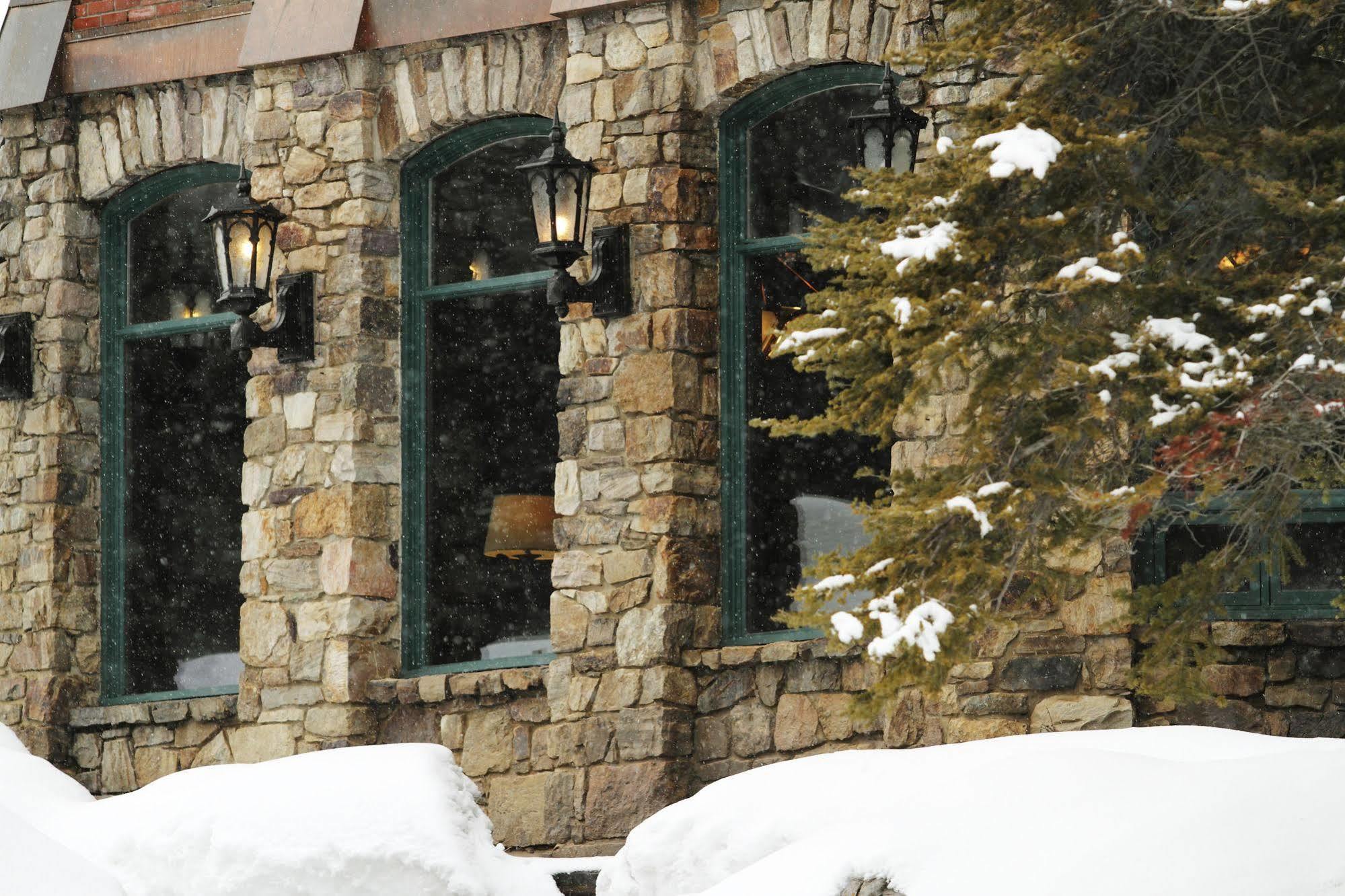 Deer Lodge Lake Louise Exterior photo